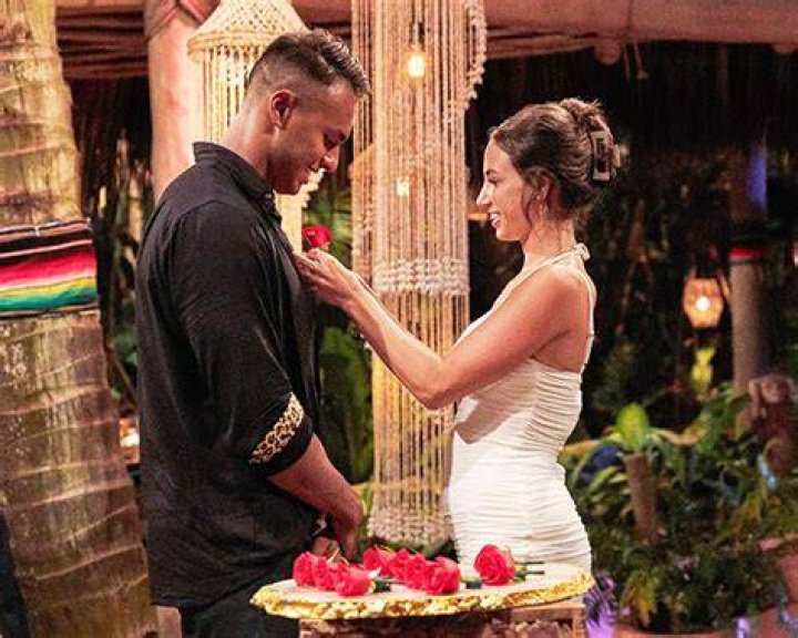 Genevieve & Aaron Have Itch Vs. Pain Fight – Hollywood Life