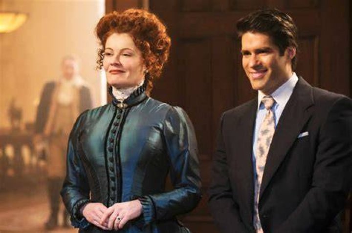 ‘Ghosts’ Star Talks Trevor’s Brother & Hetty Romance (Exclusive) – Hollywood Life