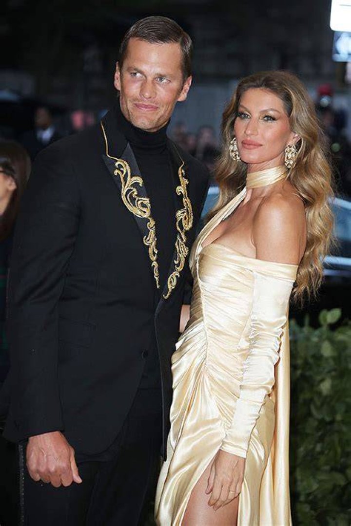 Gisele Bundchen’s Sisters Are Helping With Tom Brady Marriage Issues – Hollywood Life