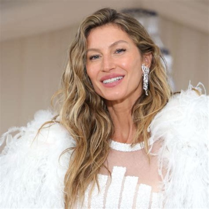 Gisele Bundchen Teases Pole Dance In Arezzo Footwear Campaign: Photos – Hollywood Life