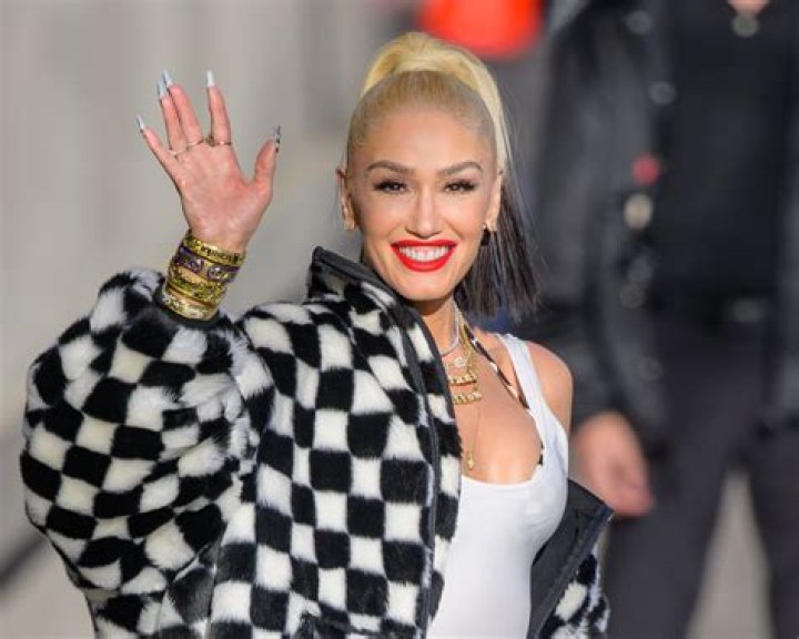 Gwen Stefani Rocks A Bikini Top & Shorts For Her Beauty Line: Photos – Hollywood Life