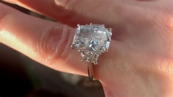 Gwen Stefani’s Engagement Ring From Blake Shelton Revealed: Photo – Hollywood Life