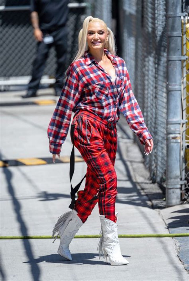 Gwen Stefani’s Pigtails & Flannel Outfit At ‘Jimmy Kimmel’: Photos – Hollywood Life