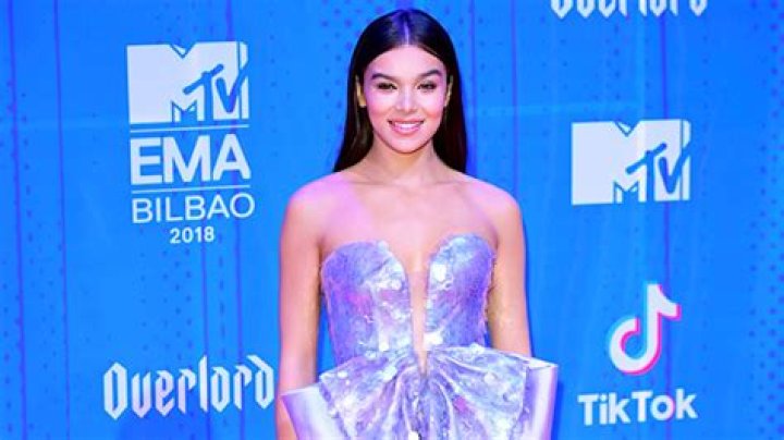 Hailee Steineld’s Outfits At EMAs — All The Fierce Looks – Hollywood Life
