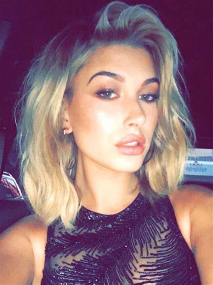 Hailey Baldwin’s Textured Lob & Smokey Eye At The MTV VMAs