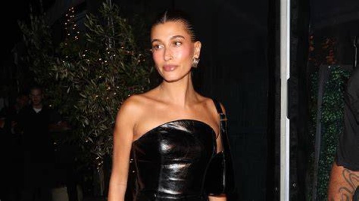 Hailey Bieber Rocks Green String Bikini For Mirror Selfie: Photo – Hollywood Life
