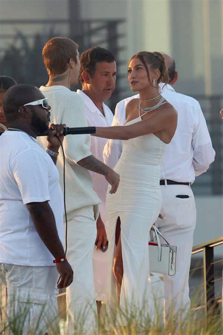 Hailey & Justin Bieber Kiss During New York Date Night: Photos – Hollywood Life