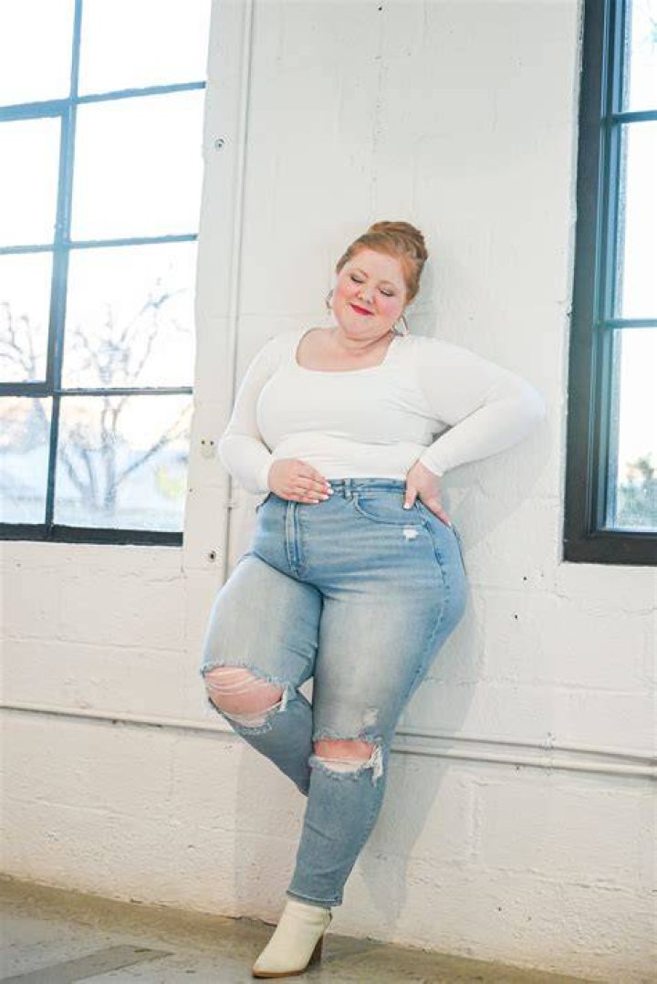 Hailie Jade Proves She Can Look Chic & Casual In An Off-The-Shoulder Top & Ripped Jeans – Pics