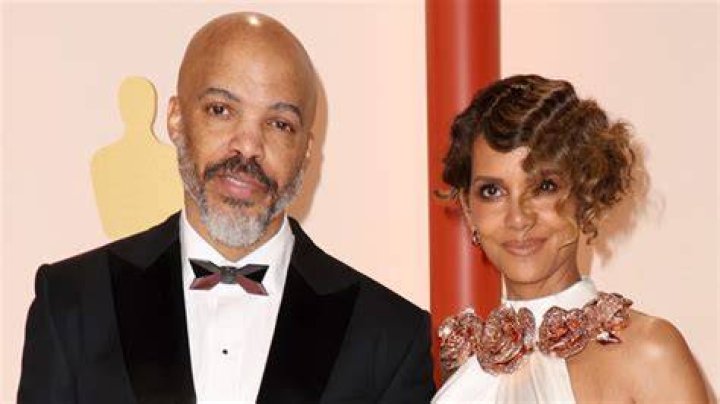 Halle Berry Reveals Natural Hair & Says Van Hunt Loves It – Hollywood Life