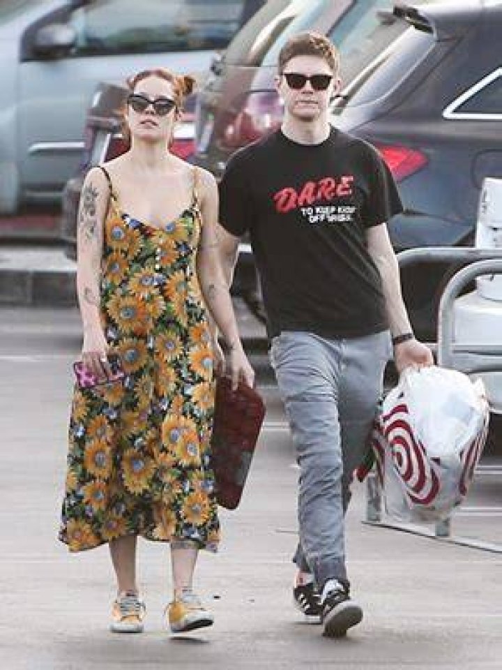 Halsey & Evan Peters Wrap Their Arms Around Each Other In New Pic – Hollywood Life