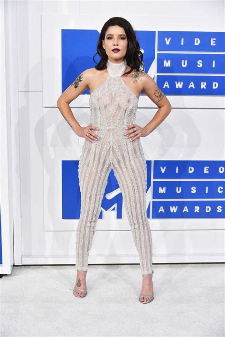 Halsey In Sexy Outfits: See Their Hottest Pics Of All-Time