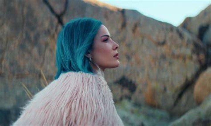 Halsey’s Best Performance Outfits Of All Time: Photos – Hollywood Life