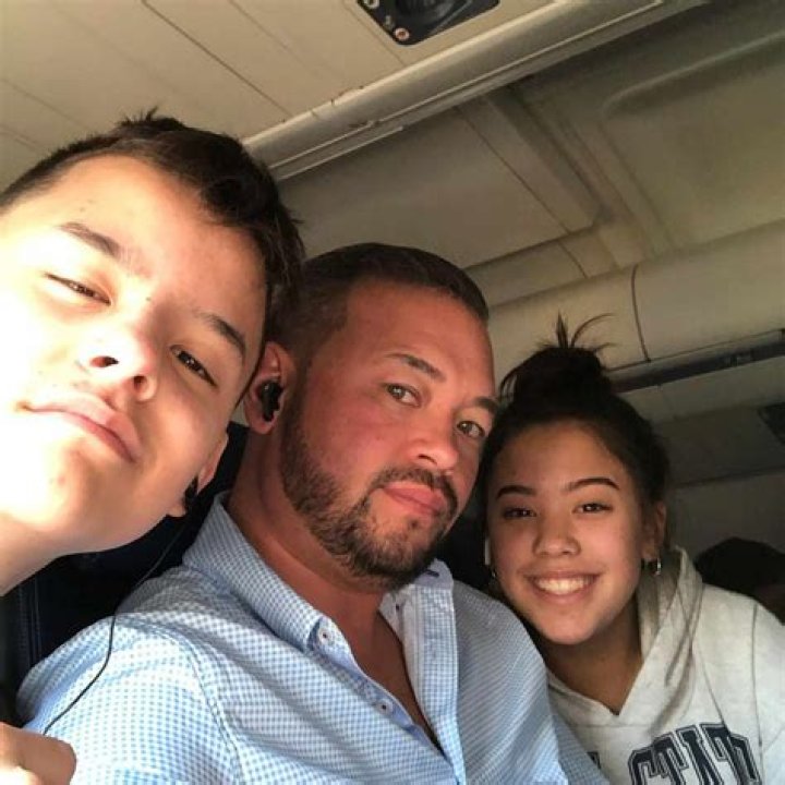 Hannah & Collin Gosselin, 17, Head To 1st Day Of 11th Grade In Matching Cars — Photo