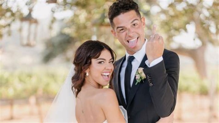 Happy 29th Birthday, Sarah Hyland: See Her 20 Most Adorable Pics With Fiance Wells Adams