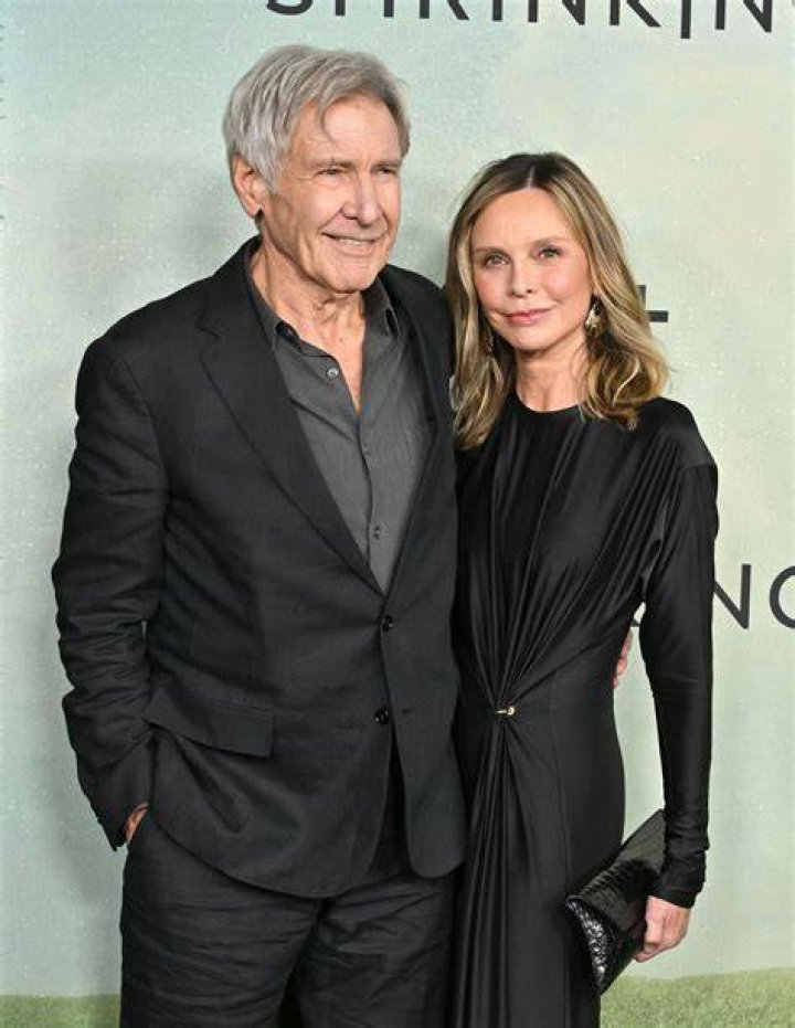 Harrison Ford & Calista Flockhart Kiss at Airport After Thanksgiving – Hollywood Life