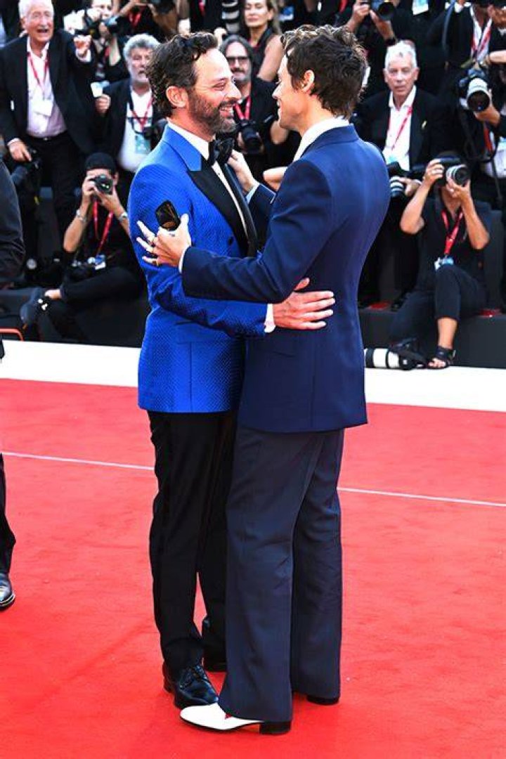 Harry Styles Kisses Nick Kroll On The Lips At ‘Darling’ Event: Watch – Hollywood Life