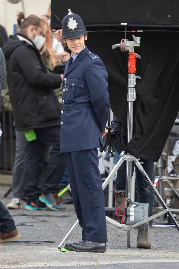 Harry Styles Wears Shorts On ‘My Policeman’ Set: Pics – Hollywood Life