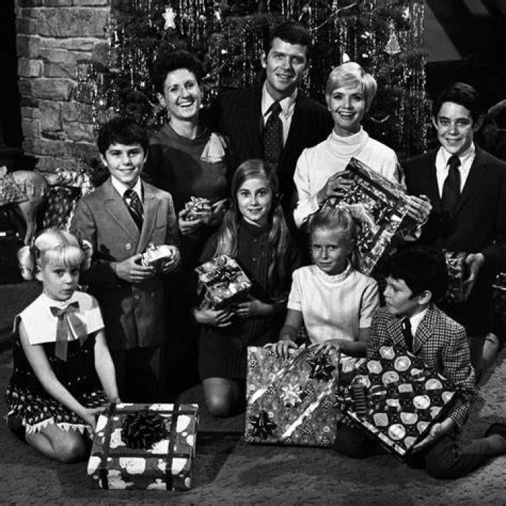 Haylie Duff Gushes Over ‘The Brady Bunch’ Stars In ‘Blending Christmas’ – Hollywood Life