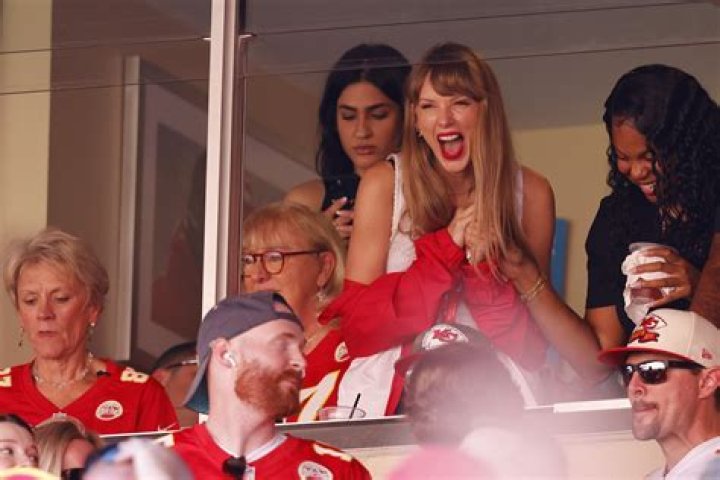 He Thinks Taylor Swift Needs To ‘Move On’ – Hollywood Life