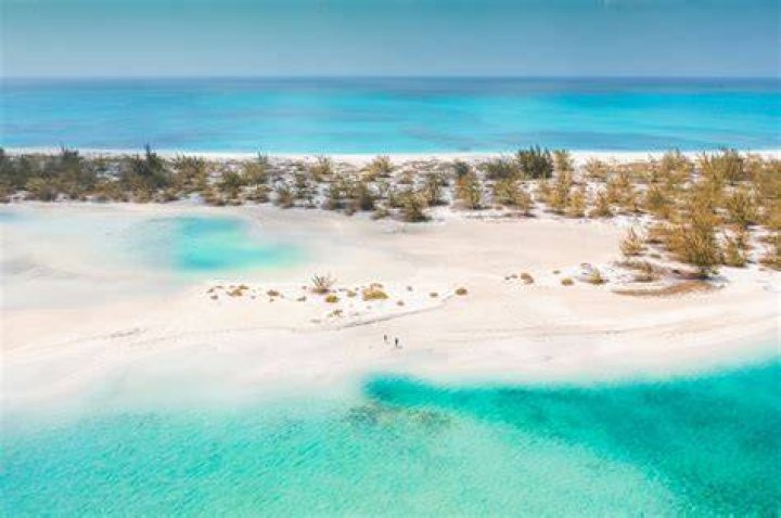 Heather Graham, 52, Rocks White String Bikini On The Beach In Turks & Caicos