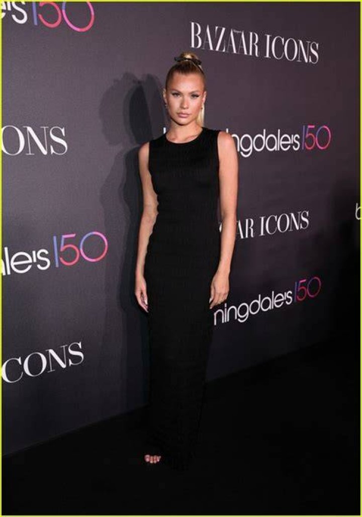 Heidi Klum, Emily Ratajkowski & More Stars Arrive For Harpers Bazaar’s ICONS Party: Photos