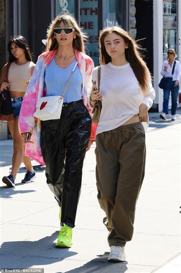 Heidi Klum’s Daughter Leni, 18, Rocks New Baggy Jeans Trend On Date Night With BF: Photos