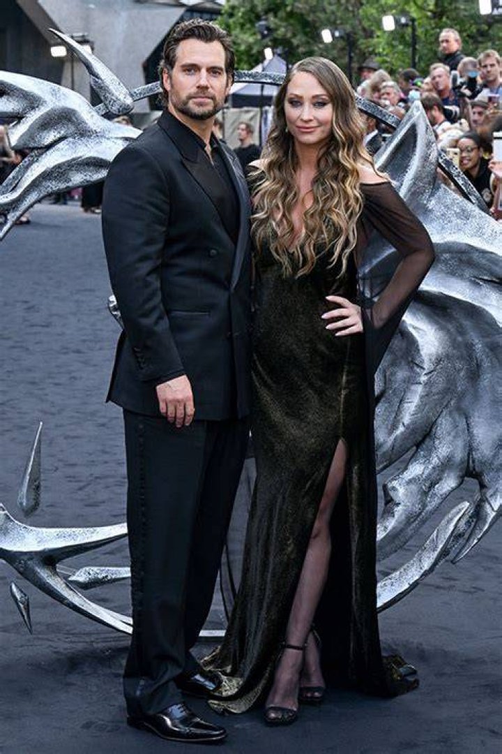 Henry Cavill & Girlfriend Natalie Viscuso Pose At Witcher Premiere – Hollywood Life