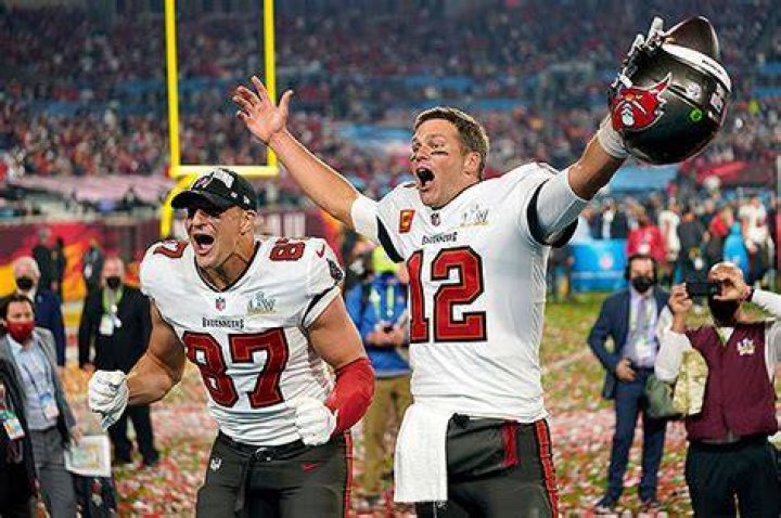 Here Are All of Tom Brady’s Super Bowl Wins – Hollywood Life