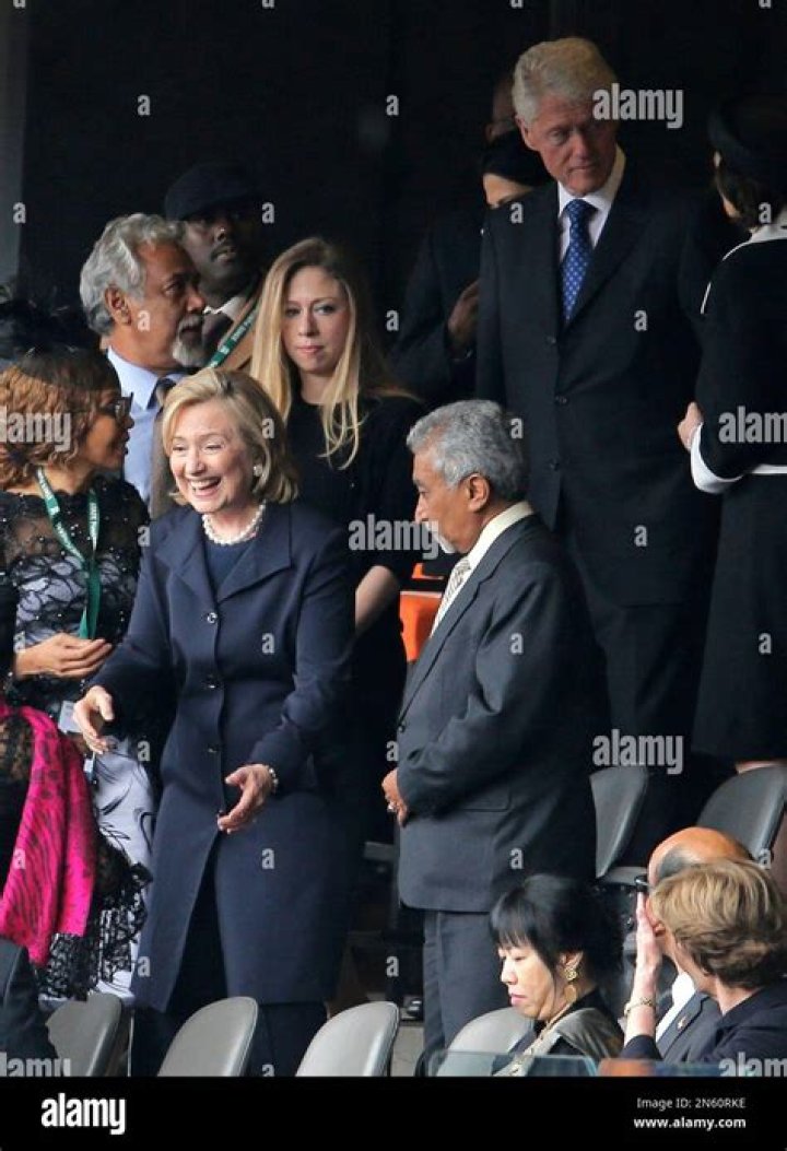 Hillary Clinton & Daughter Chelsea Arrive At LA Hospital To Visit Bill, 75, In ICU – Photos