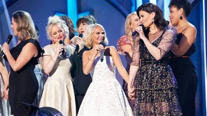 Idina Menzel & Kristin Chenoweth’s ‘Wicked’ Performance Of ‘For Good’ – Hollywood Life