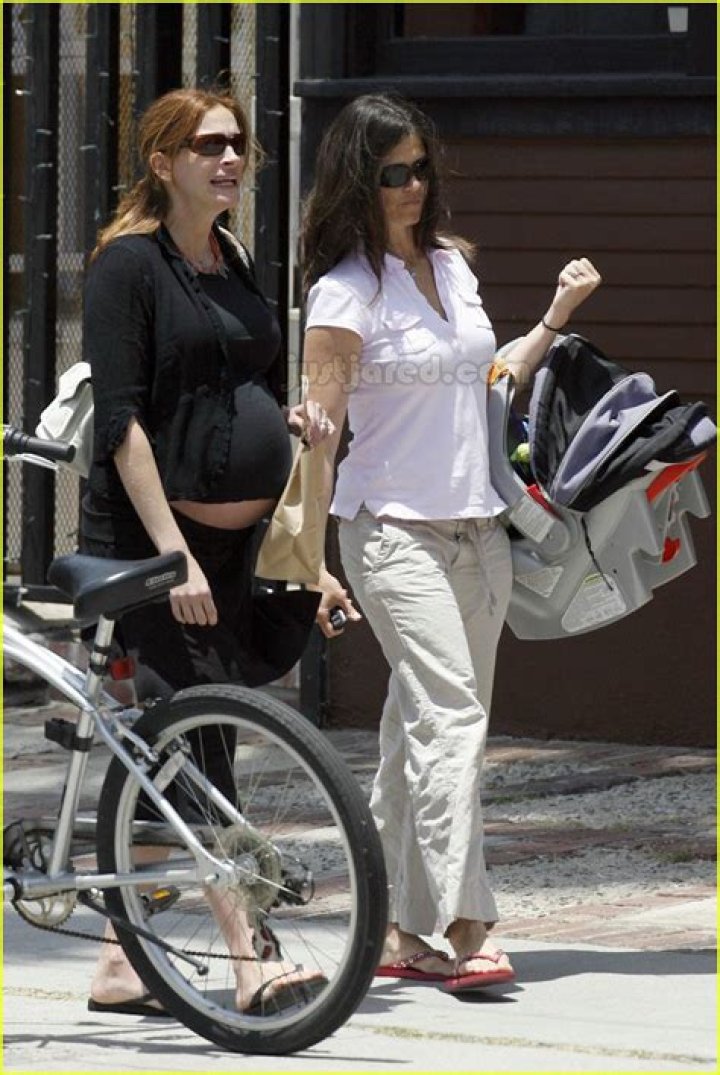 Is Julia Roberts Pregnant At Age 46? Actress Sparks Bump Watch With Baggy Outfit – Hollywood Life