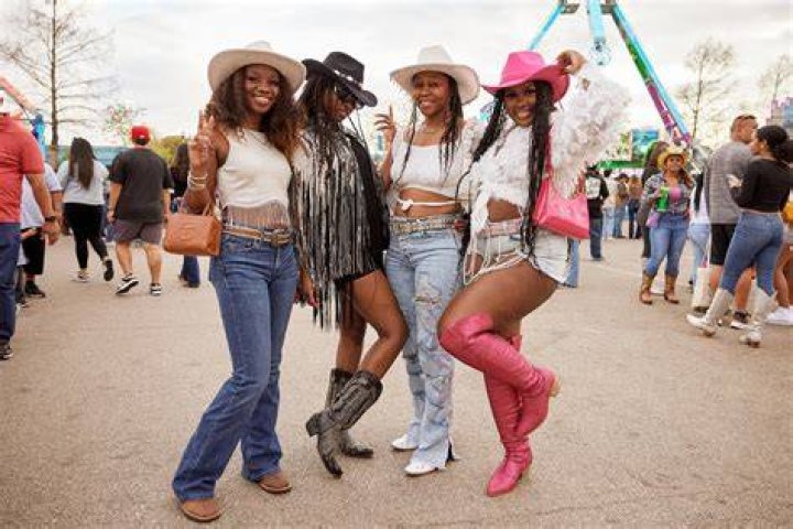 Ivy Park Rodeo Outfit – Watch – Hollywood Life