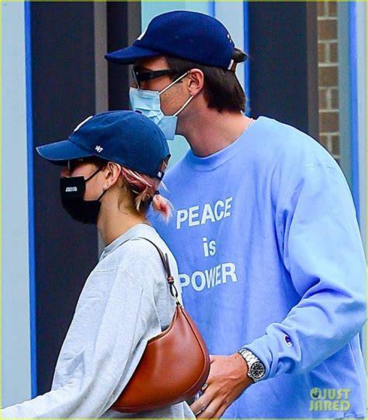 Jacob Elordi & Kaia Gerber Spotted Holding Hands In NYC — Photos – Hollywood Life