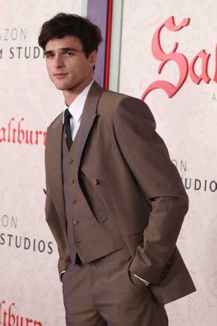 Jacob Elordi Trips & Falls Down the ‘SNL’ Steps in Hilarious First Promo