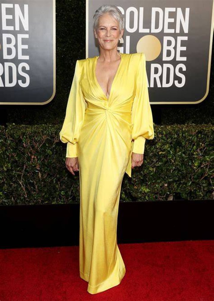 Jamie Lee Curtis Jokes About Her Plunging Golden Globes Gown – Hollywood Life