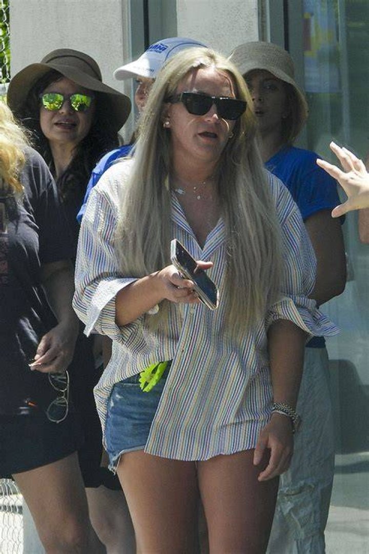 Jamie Lynn Spears, 32, Rocks Daisy Dukes While Celebrating Her ‘Zoey 102’ Billboard In LA: Photos