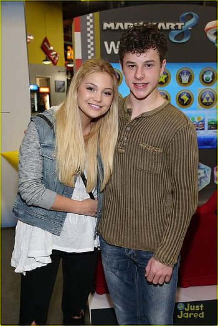 Jason Earles Marries Katie Drysen & His Disney Channel Co-Stars Attended – Hollywood Life
