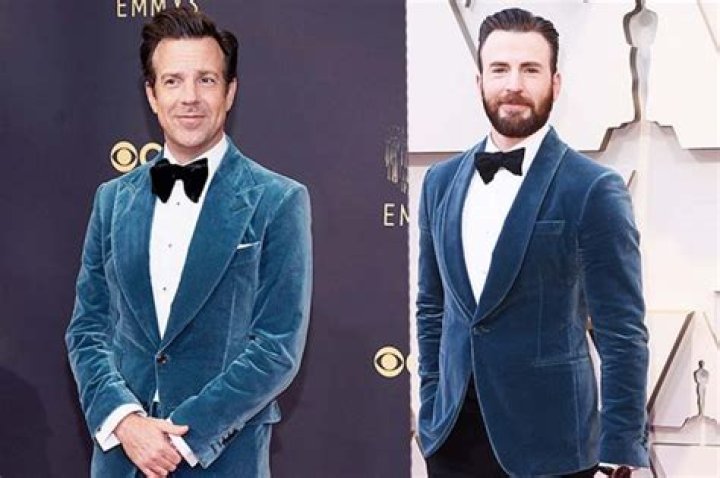 Jason Sudeikis Channels Chris Evans’ 2019 Oscars Look With Velvet Suit At The Emmys
