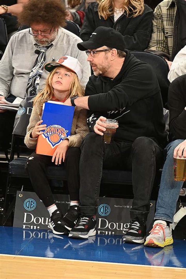 Jason Sudeikis With Son Otis At Knicks Game: Photos – Hollywood Life