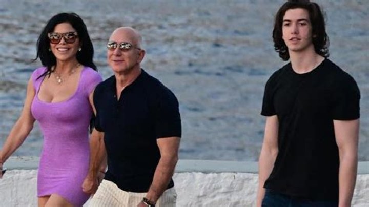 Jeff Bezos & Lauren Sanchez Are ‘Planning On Moving In Together’ Just Weeks After Splits From Exes