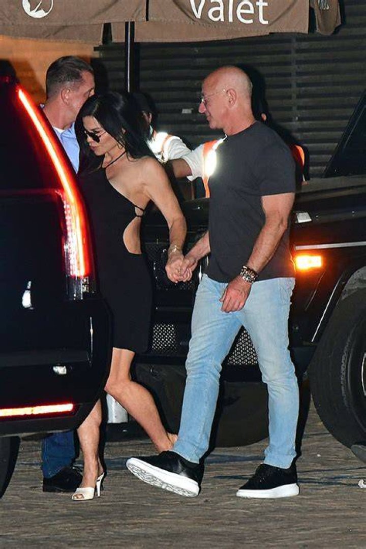 Jeff Bezos & Lauren Sanchez With Son Nikko On Dinner Date: Photos – Hollywood Life