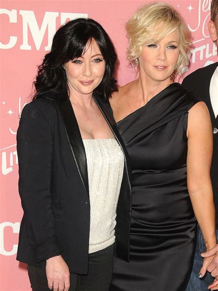 Jennie Garth Reacts To Shannen Doherty Being Excluded From 90s Con Photos – Hollywood Life
