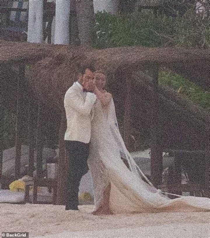 Jennifer Aniston & Justin Theroux Kissing In Cabo — Wedding Soon?