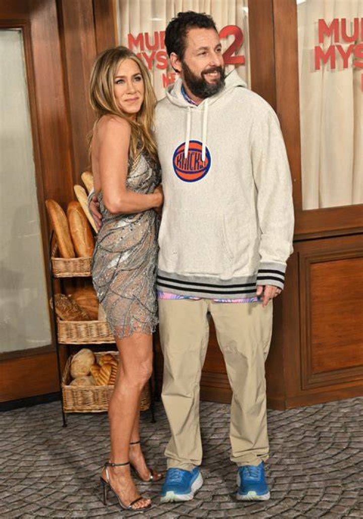 Jennifer Aniston Mocks Adam Sandler’s Look At Murder Mystery Premiere – Hollywood Life