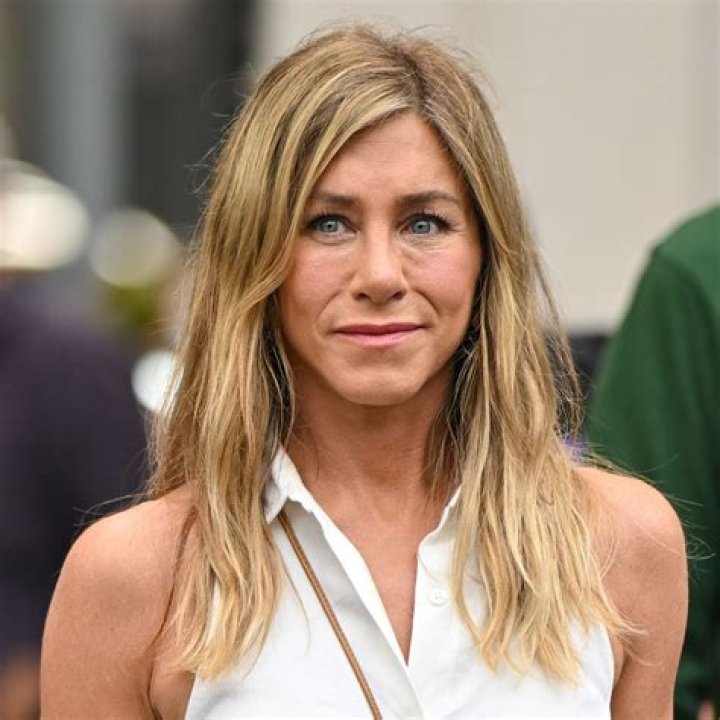 Jennifer Aniston Shows Hilarious Way She Avoided Wrinkling SAGs Dress Before Reuniting With Brad Pitt
