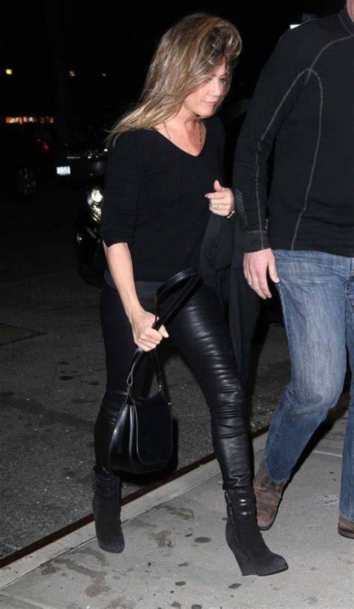 Jennifer Aniston Sports Black Leather Pants To Friend’s Birthday: Pic – Hollywood Life