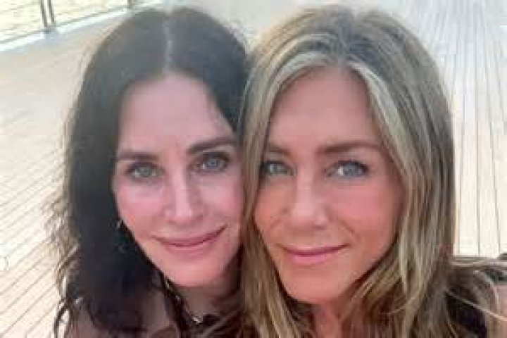 Jennifer Aniston Wears Courteney Cox’s ‘Friends’ Dress 20 Years Later – Hollywood Life