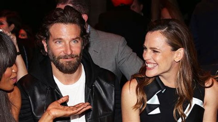 Jennifer Garner & Bradley Cooper Reunite At The Beach — See Photos – Hollywood Life