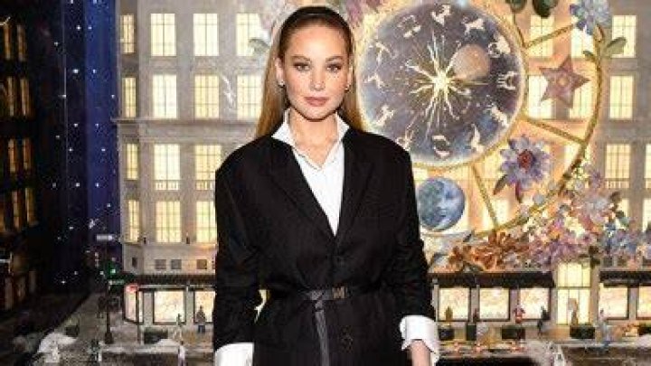 Jennifer Lawrence’s Belt Pops Off at Saks Fifth Avenue in Video – Hollywood Life