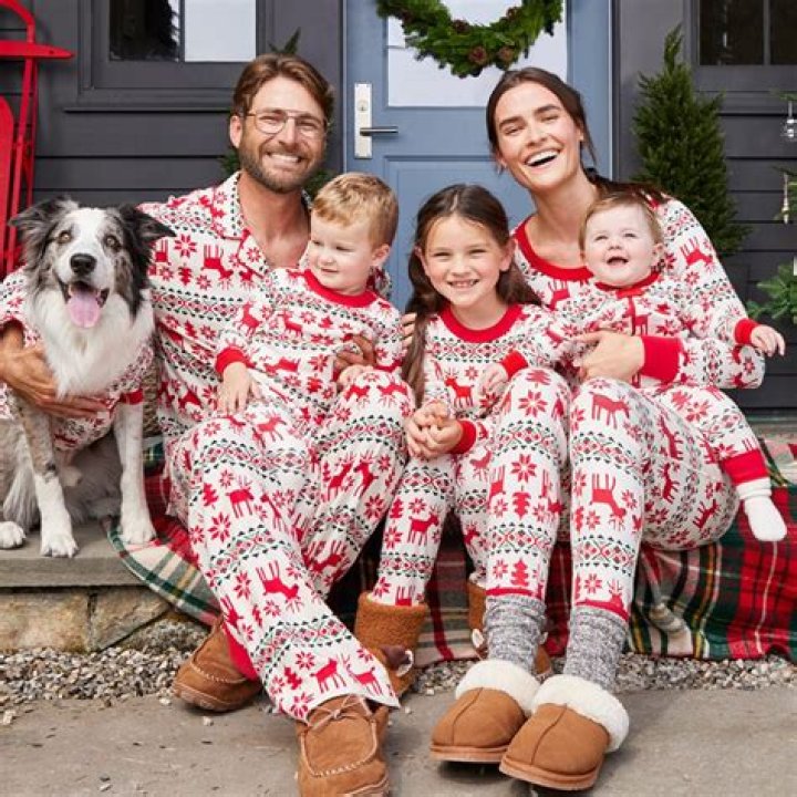 Jennifer Lopez & Alex Rodriguez Rock Matching PJs & Share Sweet Kiss In Front Of Their Christmas Tree